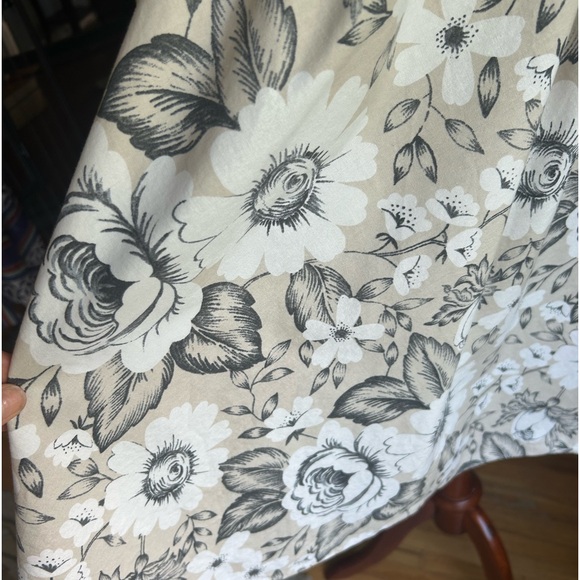 Retrolicious Size M halter neck dress. Fitted waist/full skirt. Beige w/floral - Picture 8 of 10